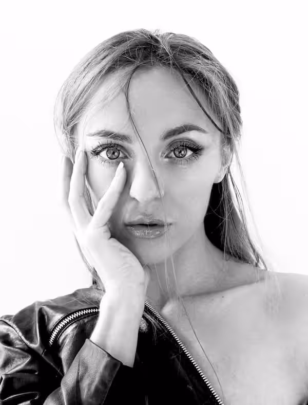 pose like Gigi Hadid